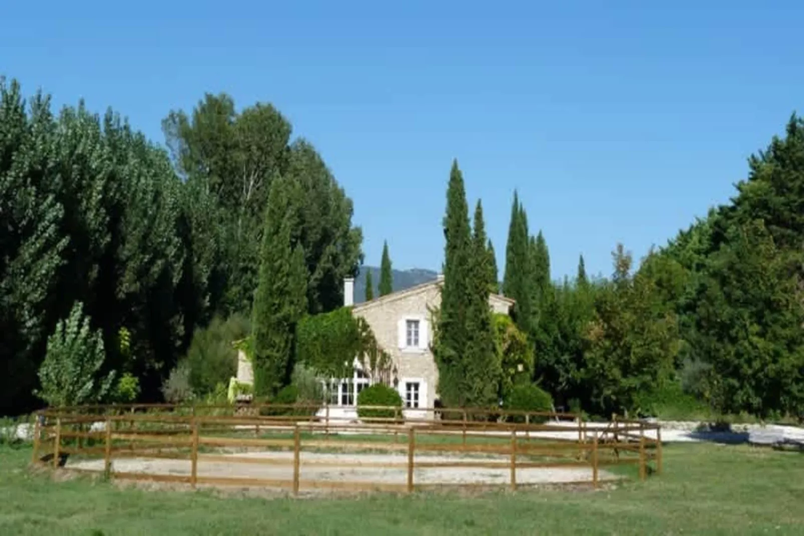 Villa provencale pour les amoureux de la nature en Lubéron-Exterior in summer