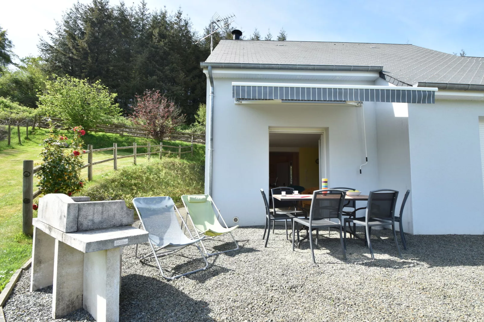 Les Vaux-Exterior summer