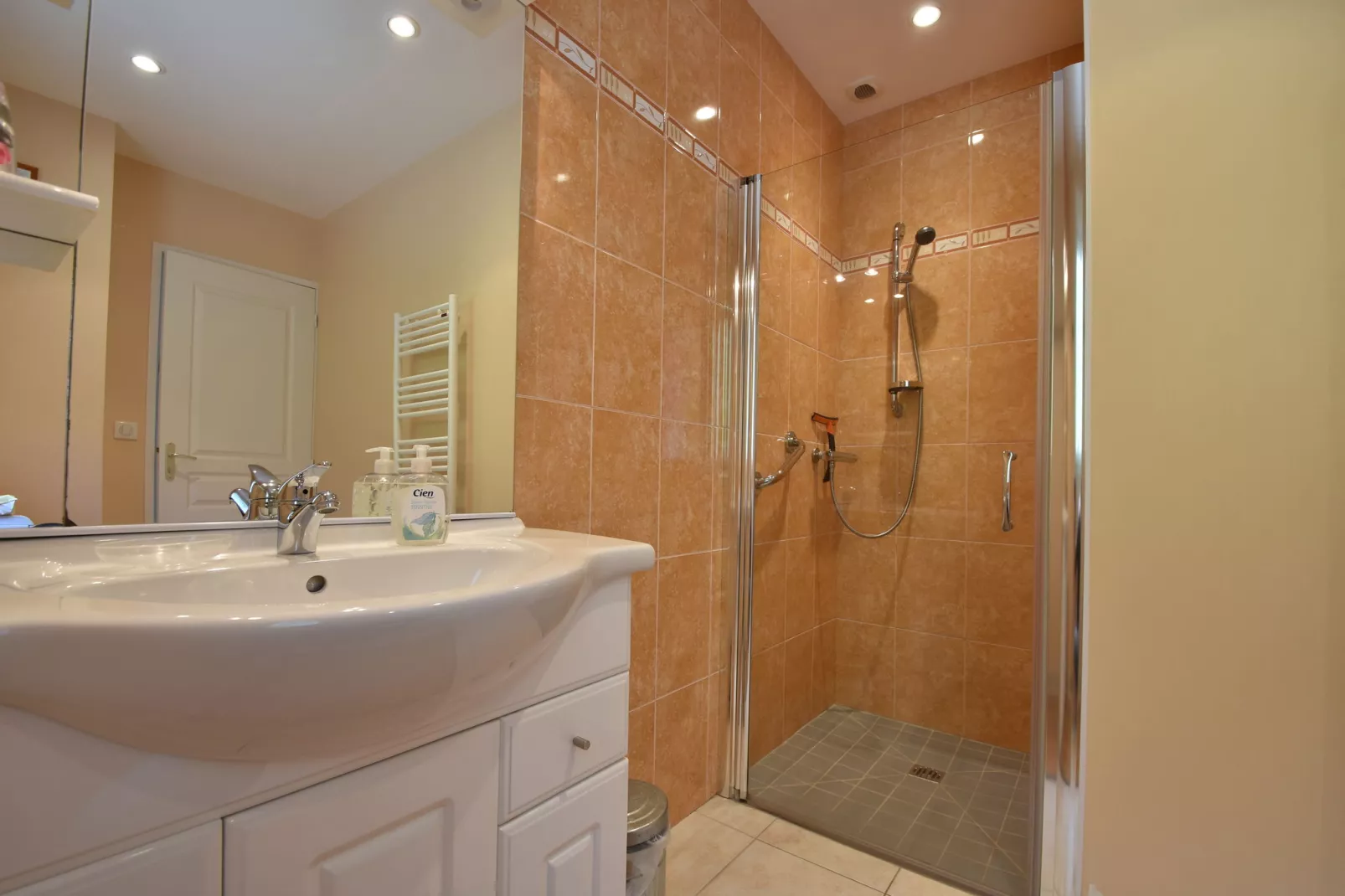Les Vaux-Bathroom