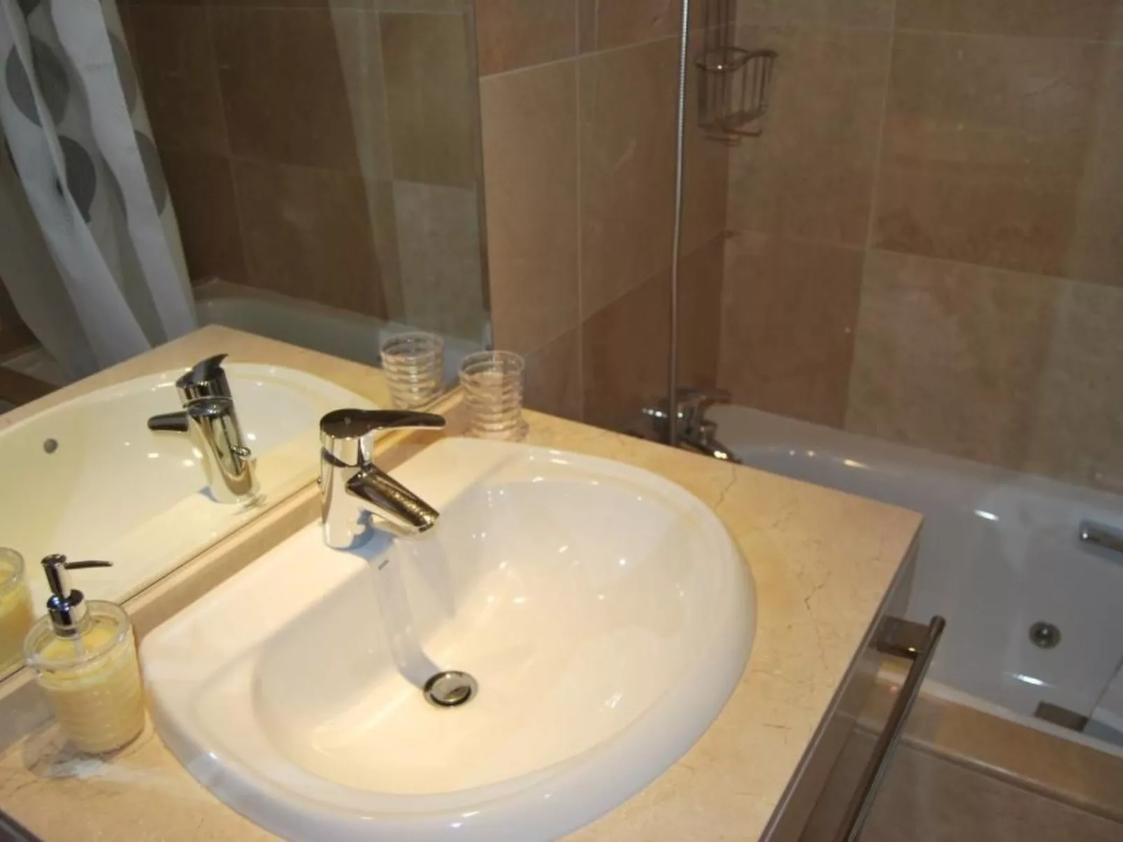 Helle, modernisierte Wohnung mit mehreren Pools - Image-tags.info