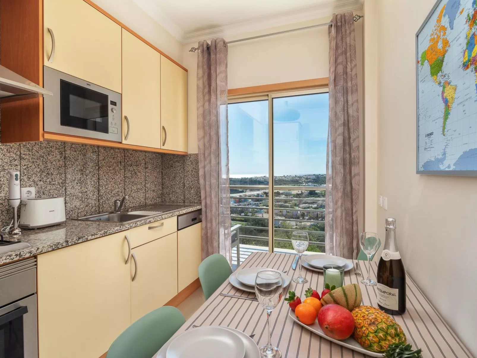 "Elena 2" mit Blick auf das Wasser - Image-tags.info