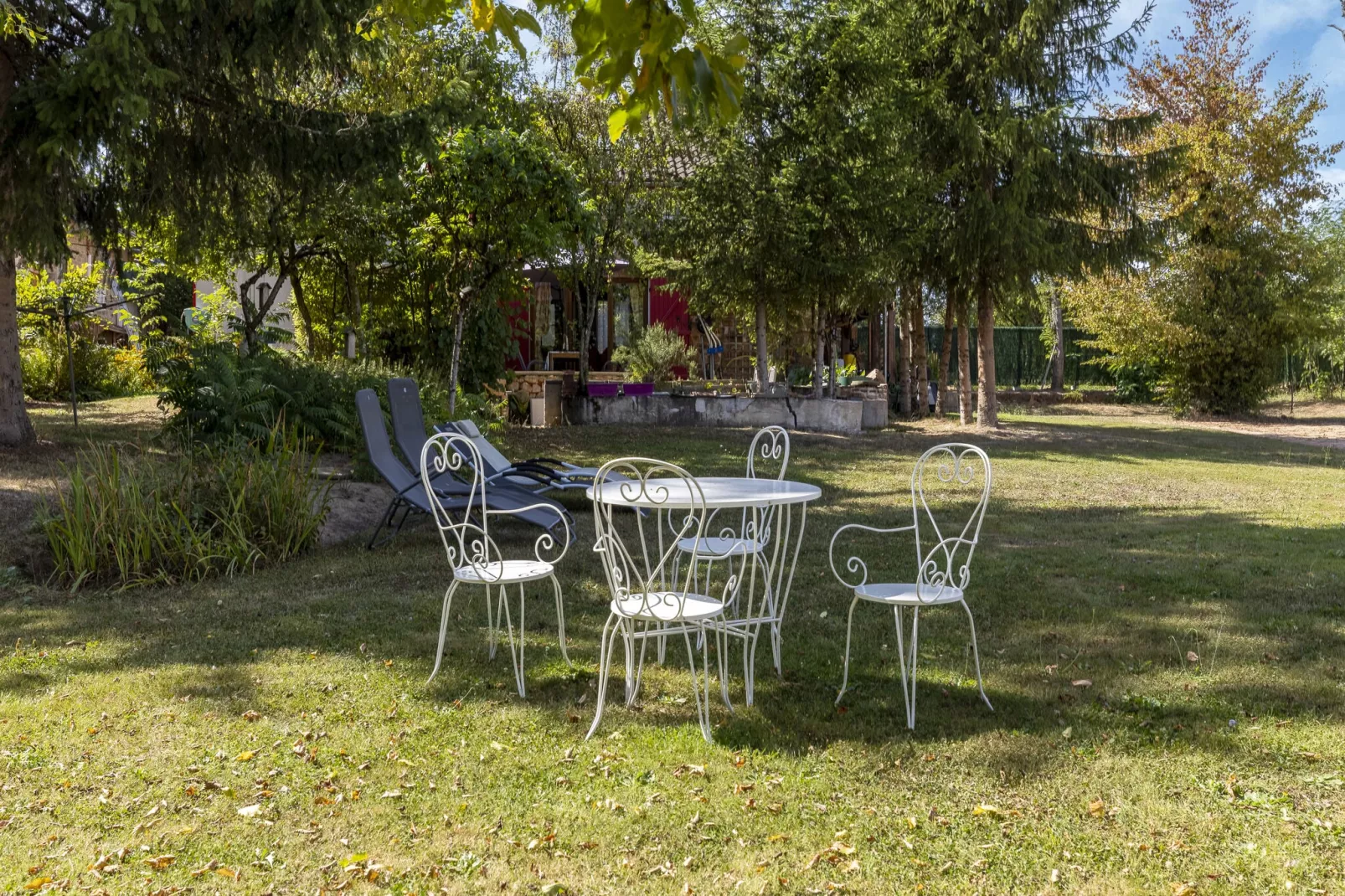LA MAISON AUX VOLETS ROUGES-Jardin d'été