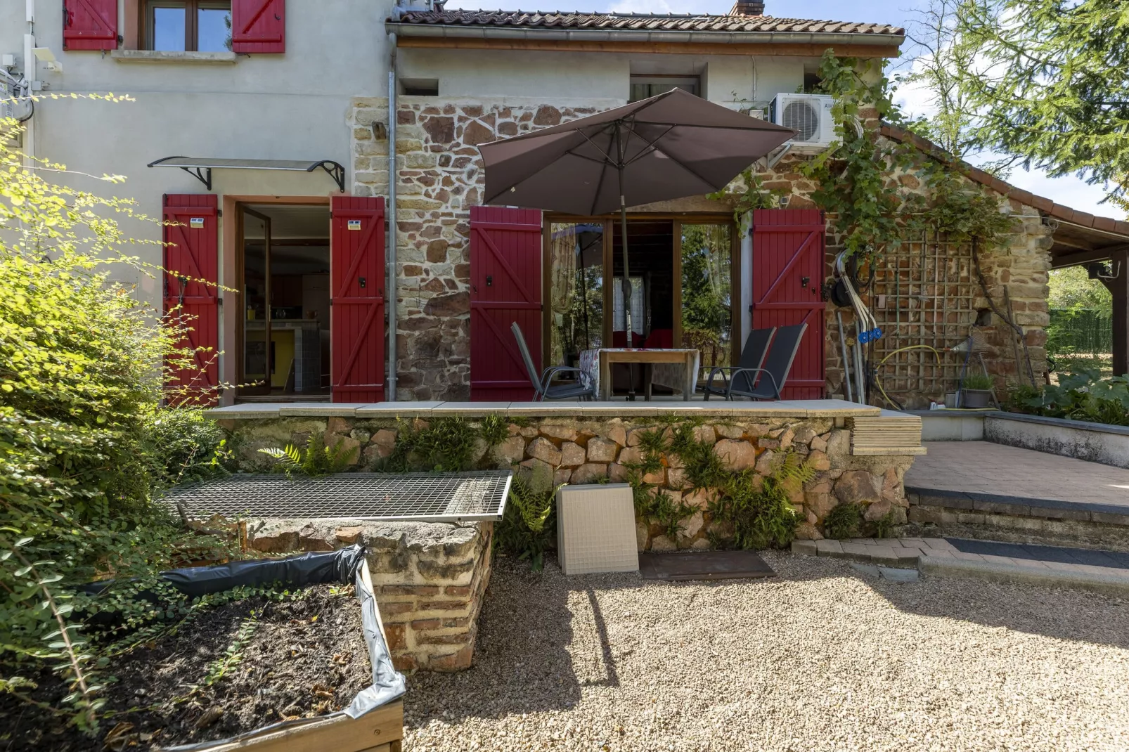 LA MAISON AUX VOLETS ROUGES-Extérieur été