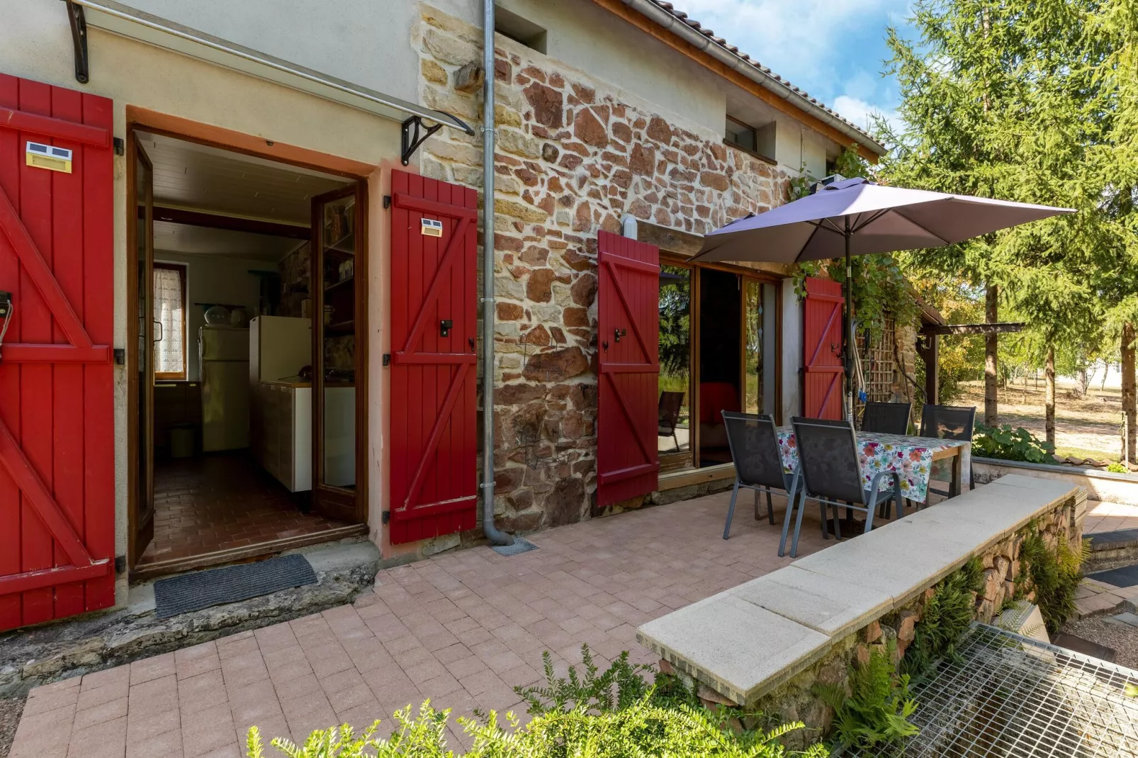 LA MAISON AUX VOLETS ROUGES-Extérieur été