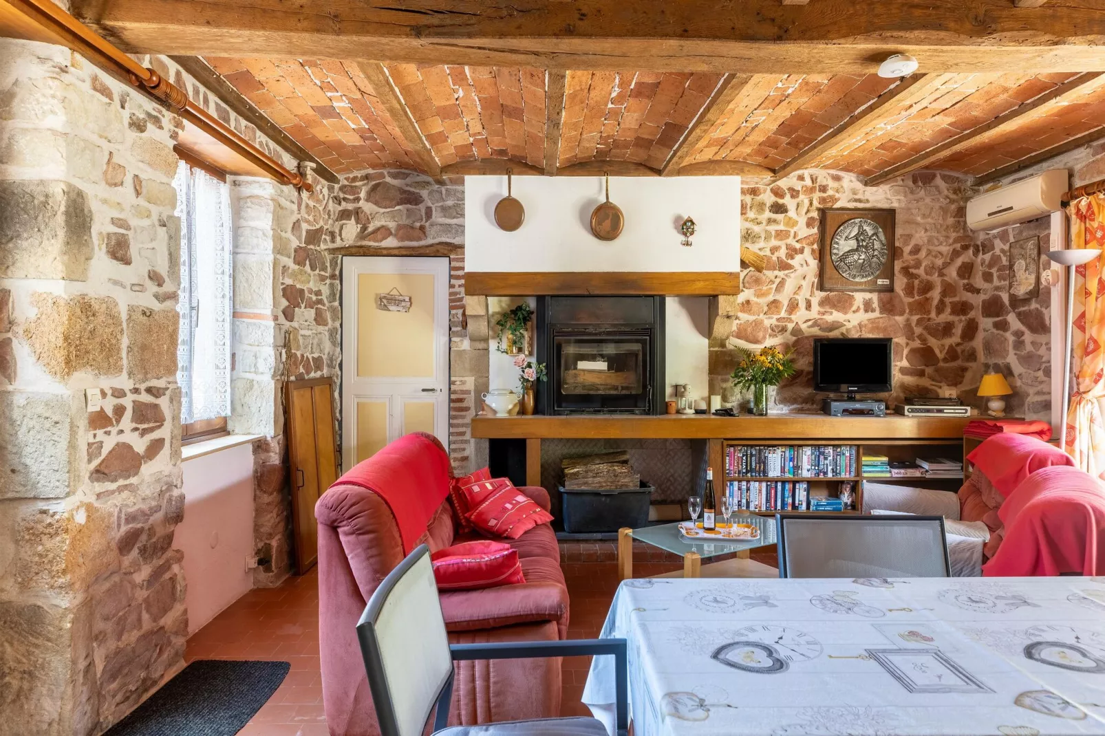 LA MAISON AUX VOLETS ROUGES-Salon