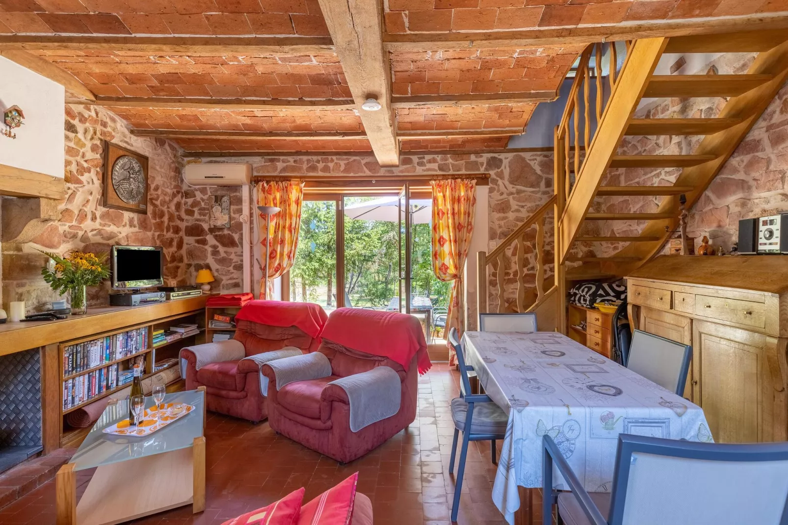 LA MAISON AUX VOLETS ROUGES-Salon