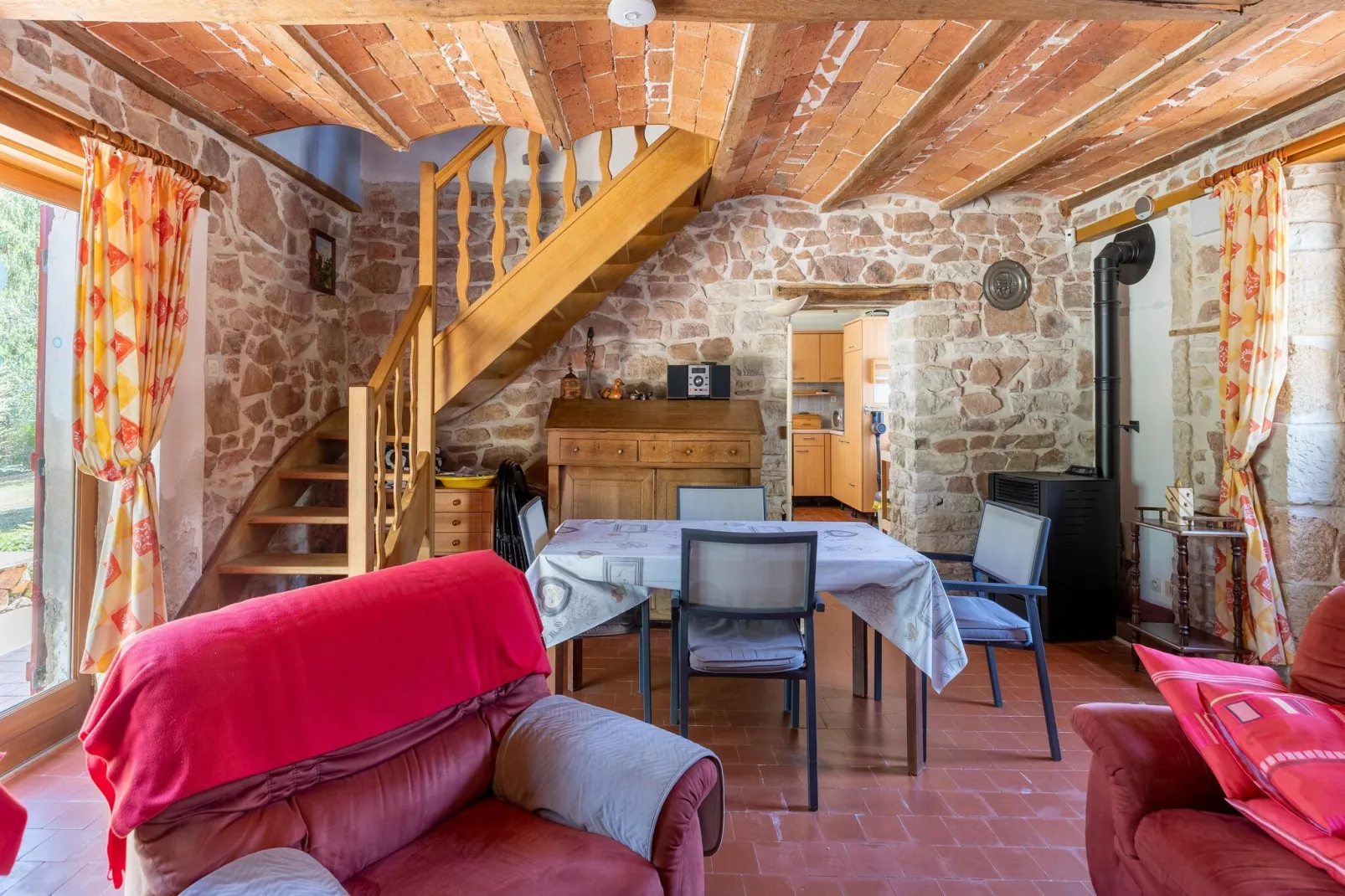 LA MAISON AUX VOLETS ROUGES-Salle à manger