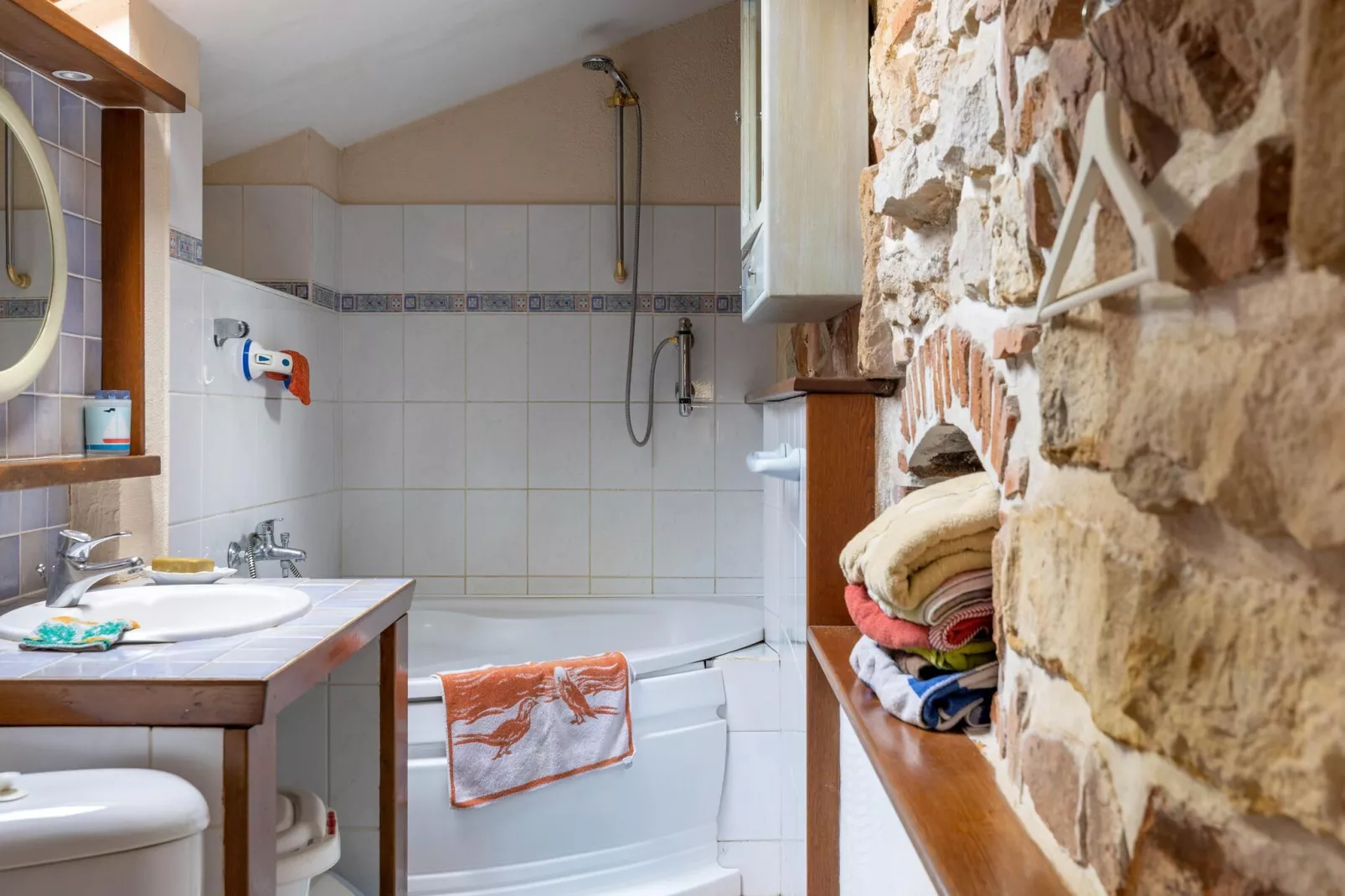 LA MAISON AUX VOLETS ROUGES-Salle de bain