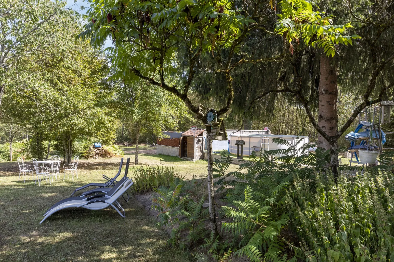 LA MAISON AUX VOLETS ROUGES-Jardin d'été