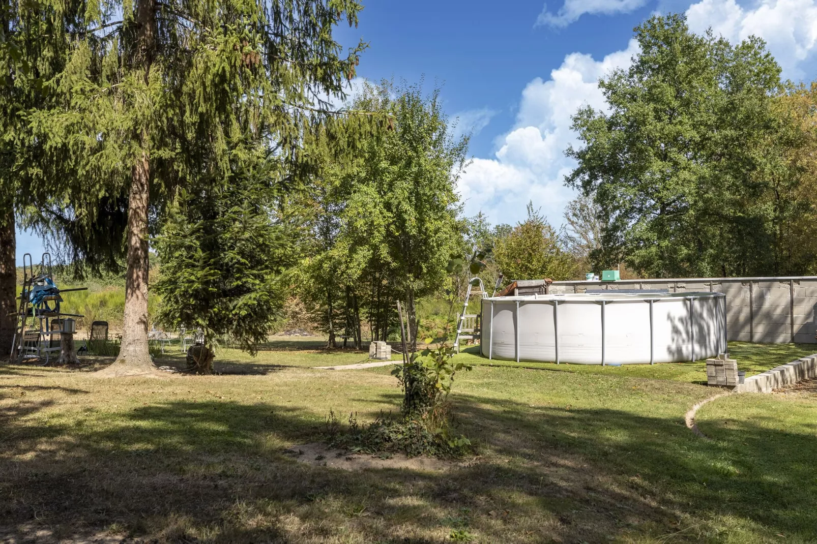 LA MAISON AUX VOLETS ROUGES-Jardin d'été