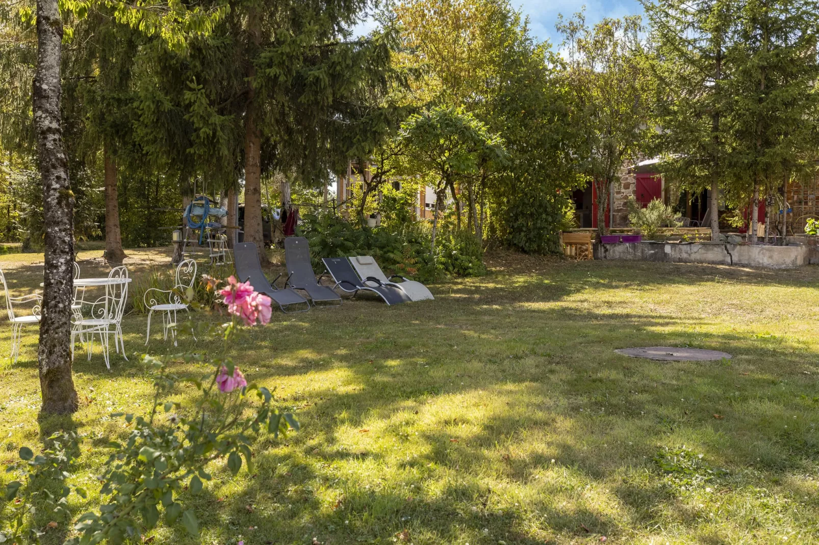 LA MAISON AUX VOLETS ROUGES-Jardin d'été