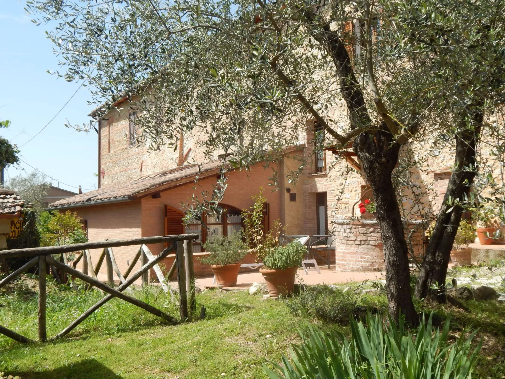 Wohnung auf dem Lande, 3 km vom Zentrum von Siena entfernt - Outside