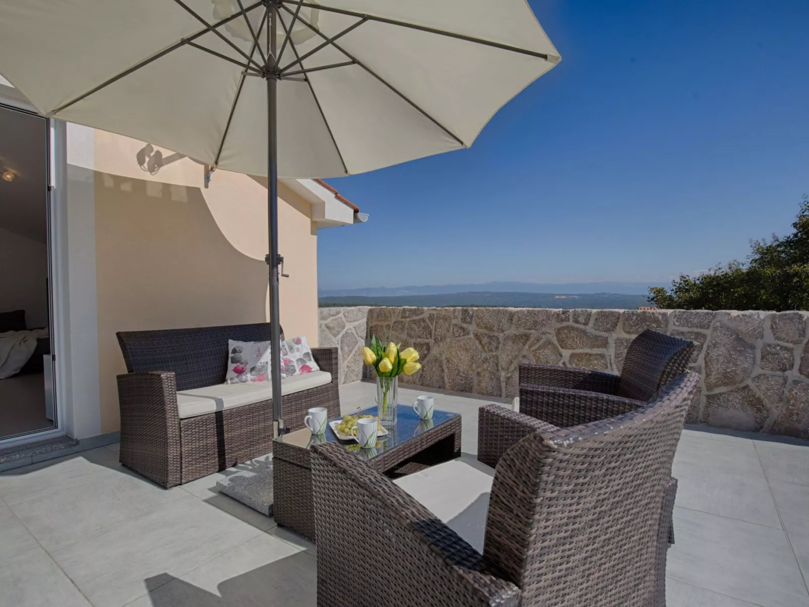 Luxuriöse Villa mit Pool, großem mediterranen Garten und Kinderspielplatz. - Image-tags.info