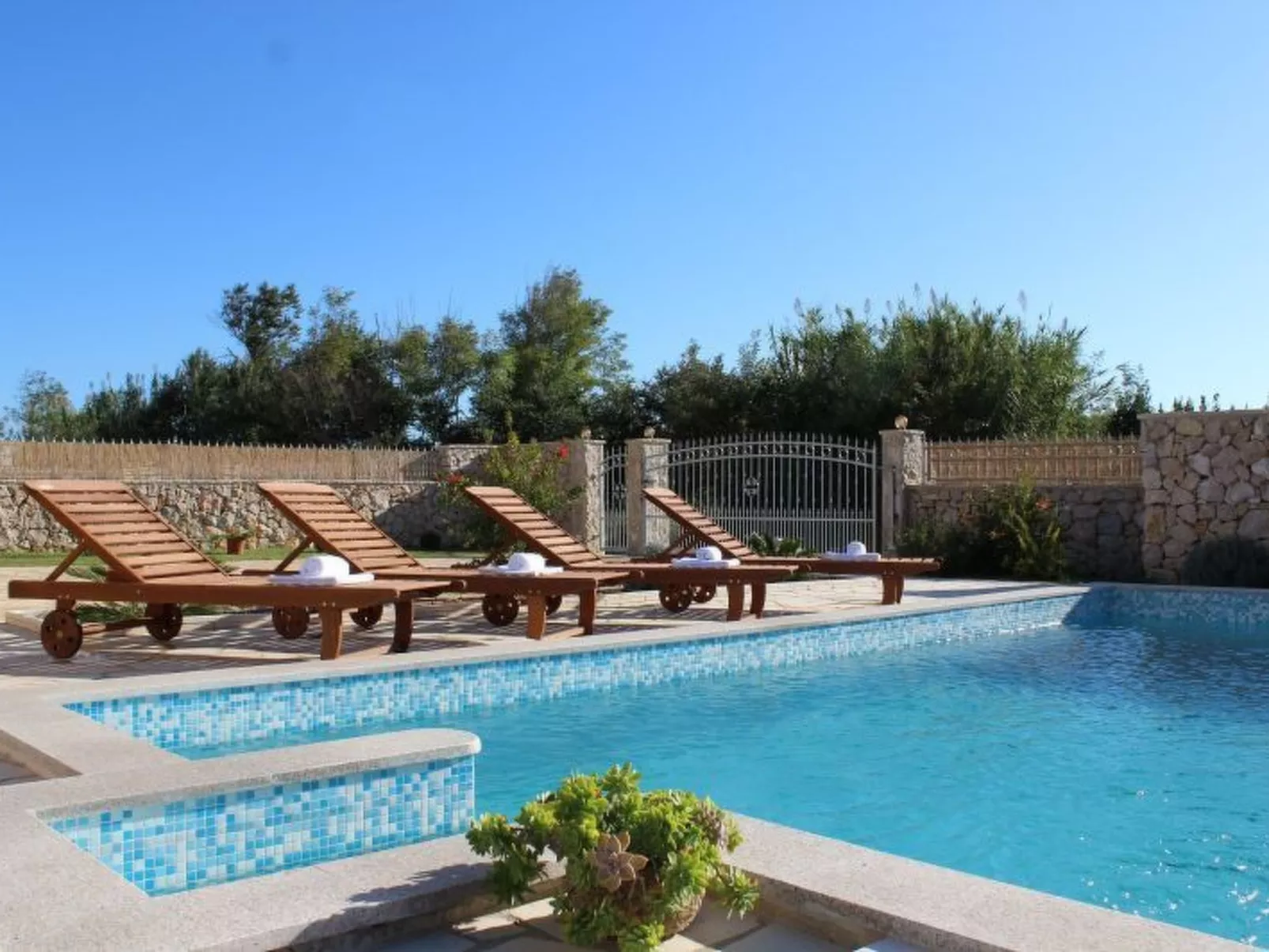 Steinvilla mit Pool, Meerblick, Nähe Sandstrand - Image-tags.info