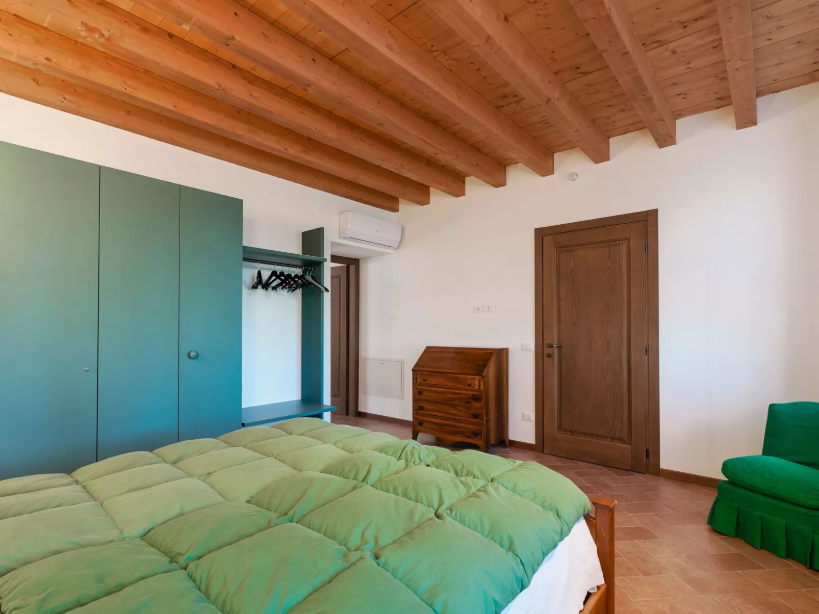 Zweizimmerwohnung mit zwei Einzelbetten und Schlafsofa - Image-tags.info