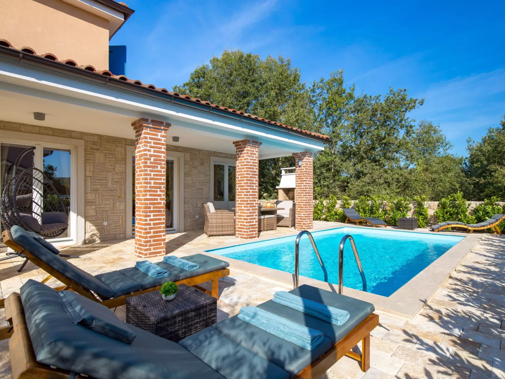 Romantische Villa mit Pool, umgeben von Natur - Image-tags.info