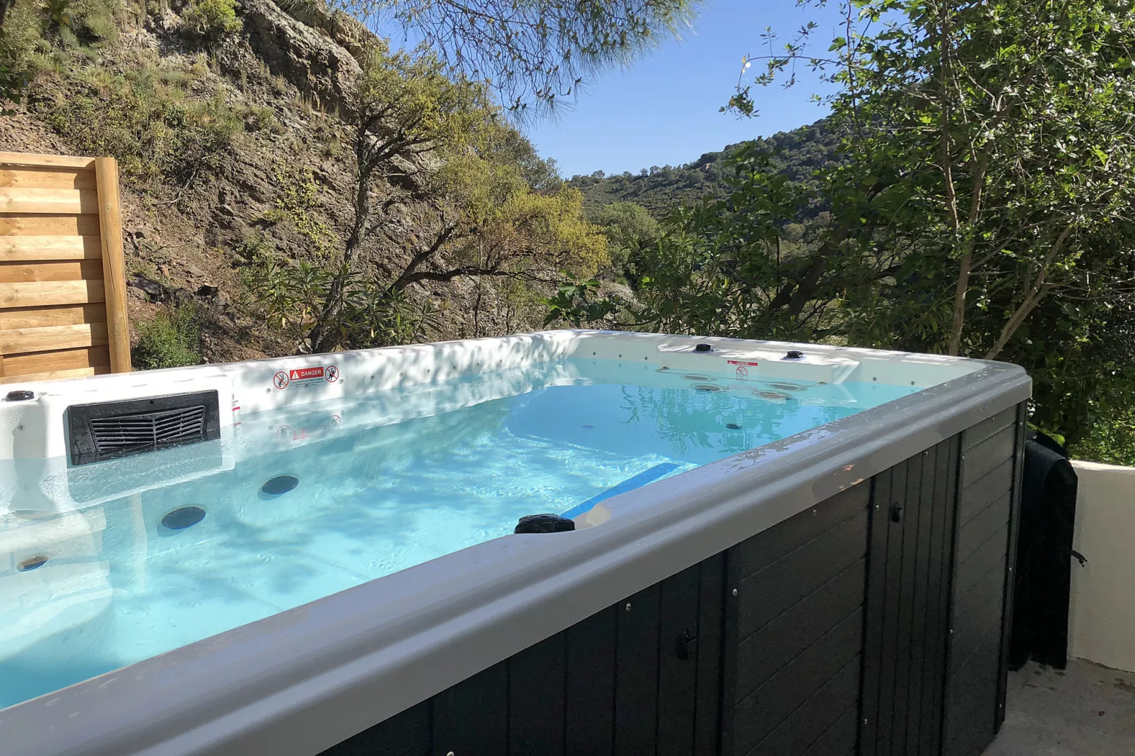 Attractive and luxurious villa with pool-jacuzzi-Pool