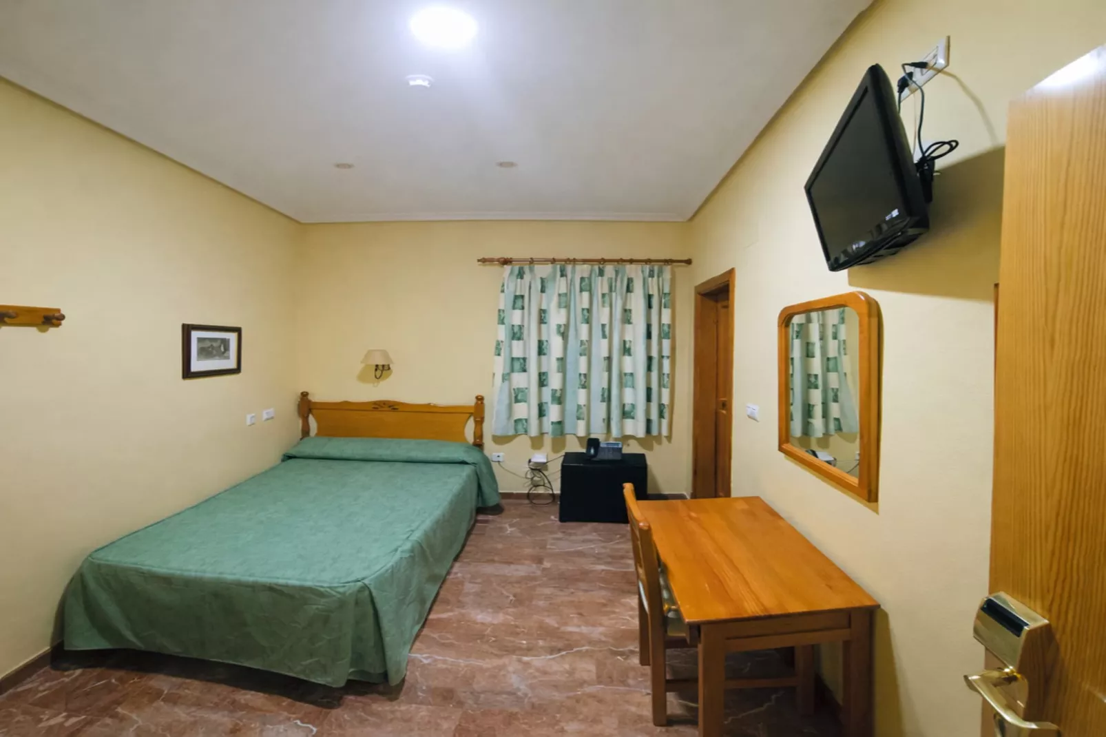 Single Room - Schlafzimmer