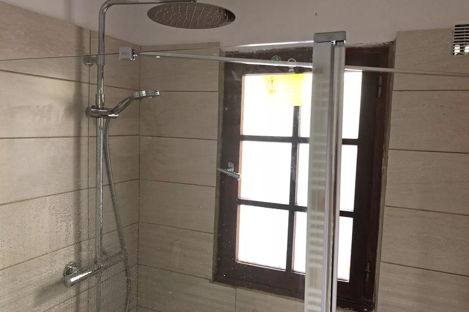 Attractive and luxurious villa with pool-jacuzzi-Bathroom