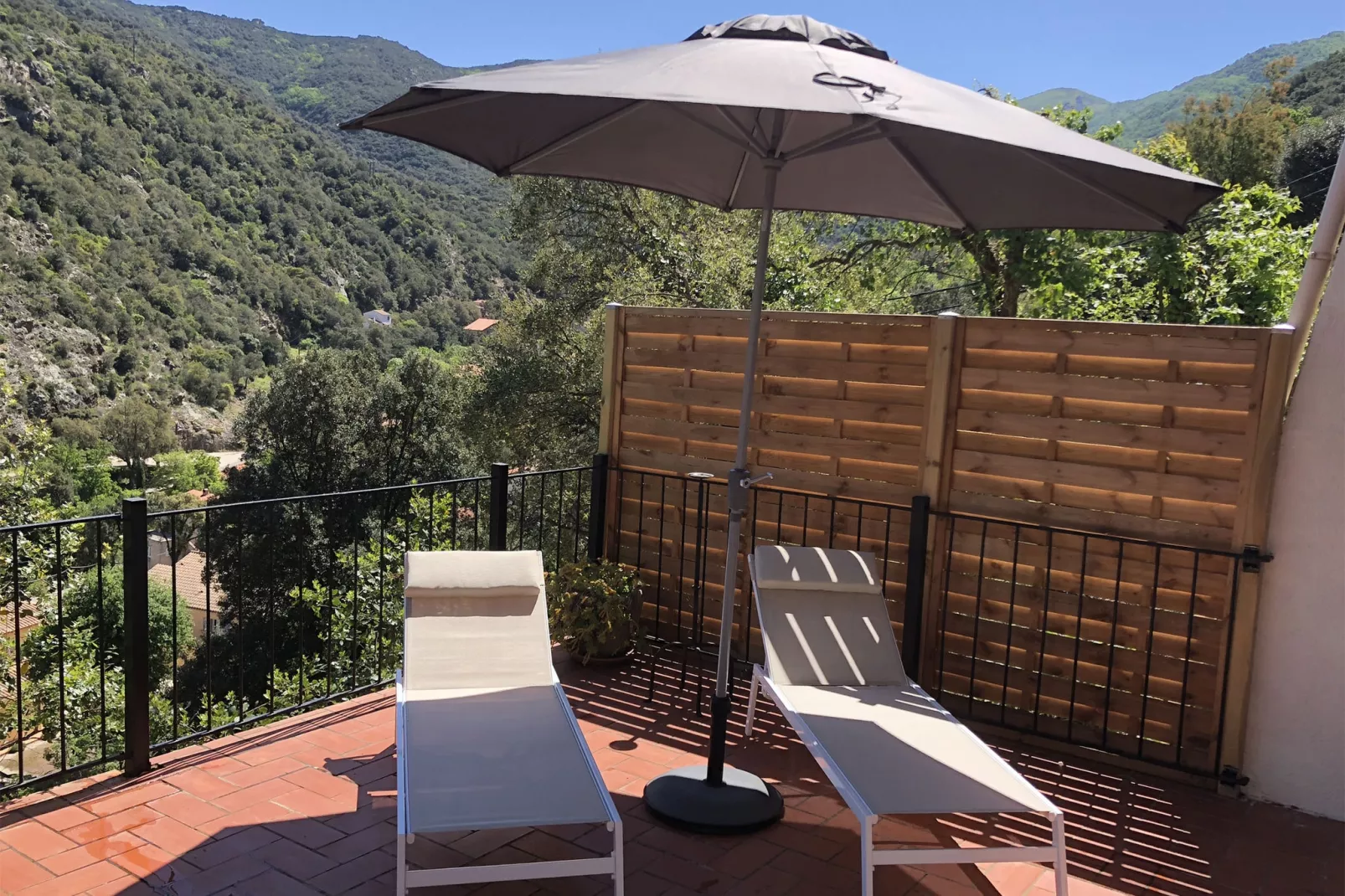 Attractive and luxurious villa with pool-jacuzzi-Terrace balcony