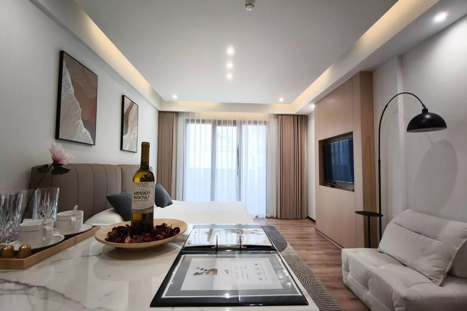 Double Superior Room with Balcony-Living room