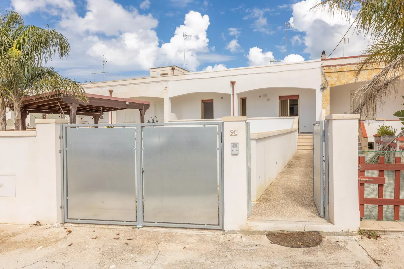 MV08 - Exterior in summer