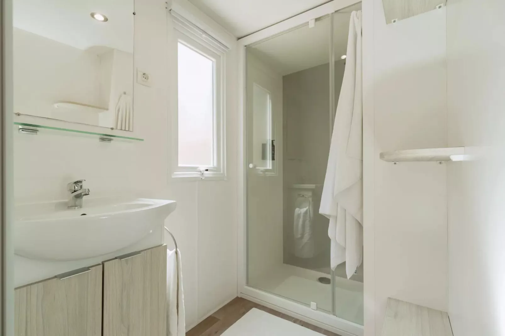 HOLA CAMP SITGES GARROFER-Bungalow Comfort 4-Badezimmer