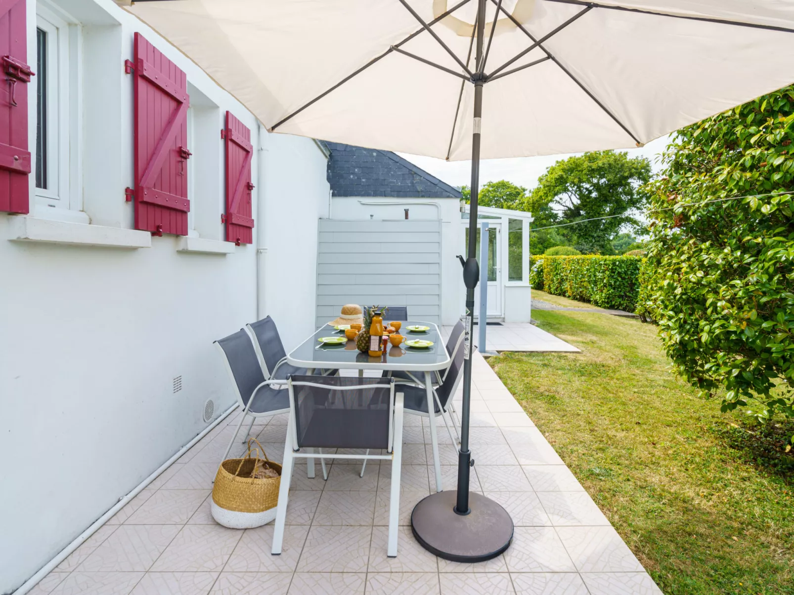 Les Volets Rouges - Draußen