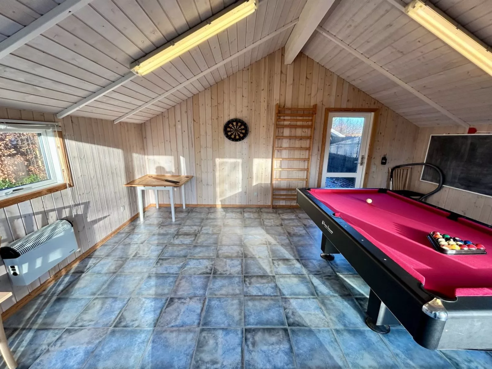 "Kalli" - 350m to the fjord-Drinnen