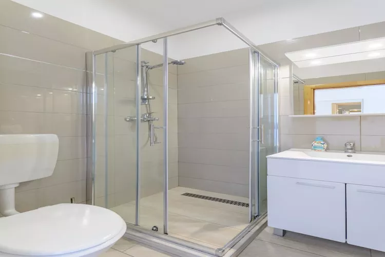 Apartments Hope (Dugi Rat) - Standard One-Bedroom Apartment with Terrace and Sea View (A3)-Bathroom