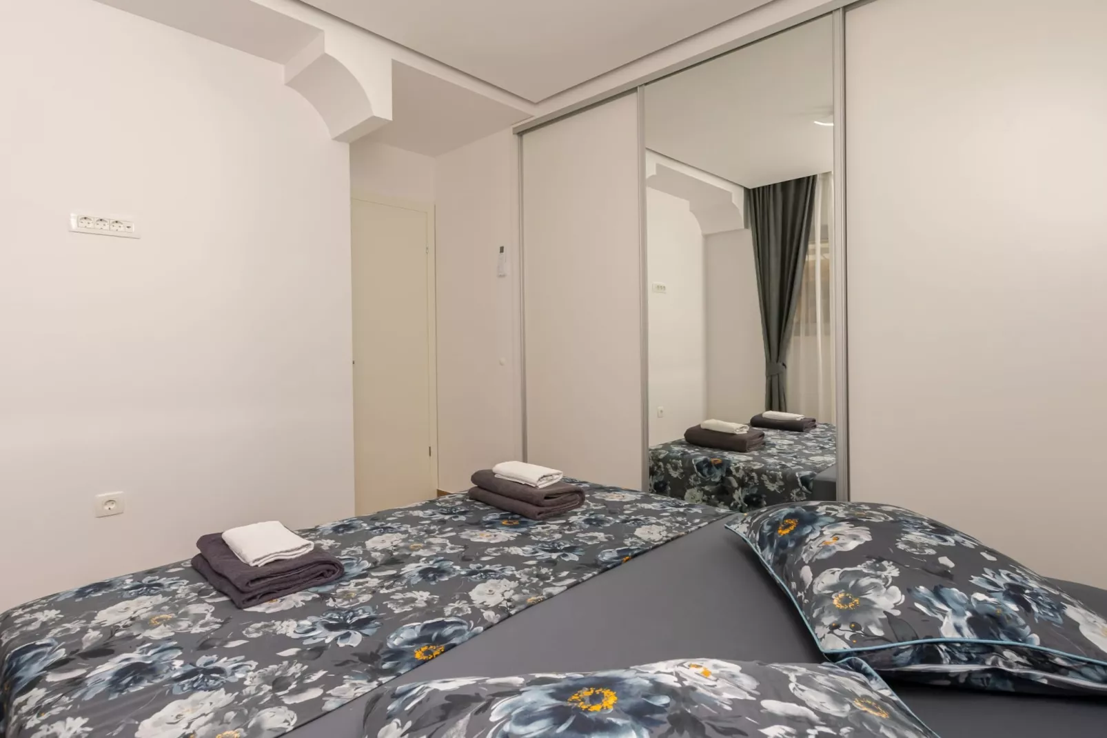 Apartments Hope (Dugi Rat) - Three-Bedroom Apartment with Jacuzzi  (Stanko)