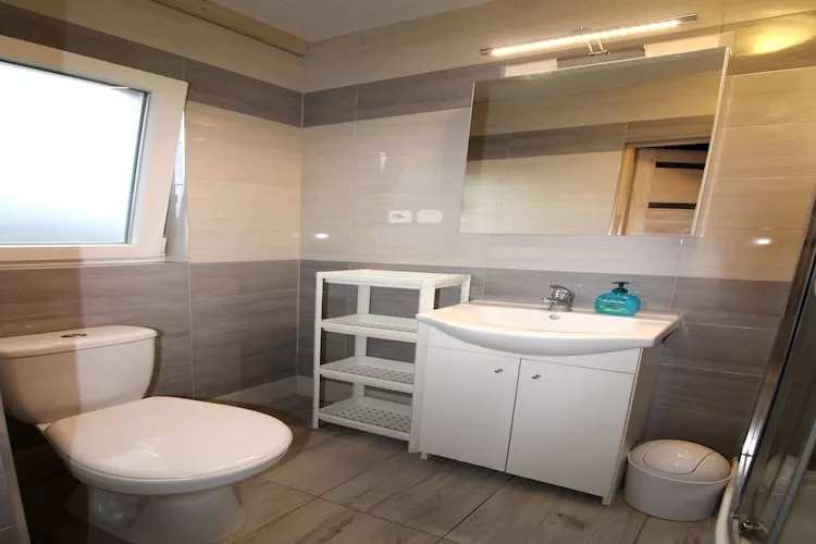 Piętrowe domki wakacyjne z 2 sypialniami w Rewalu-Badezimmer