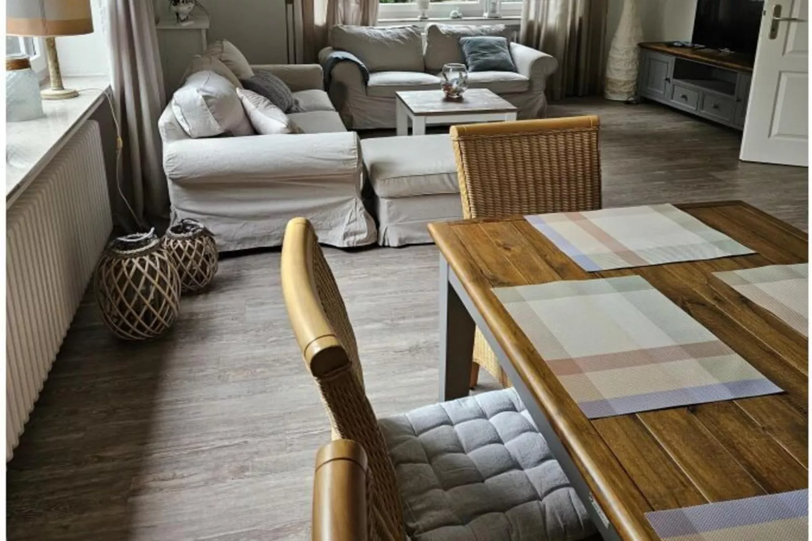 225966 - Dining room