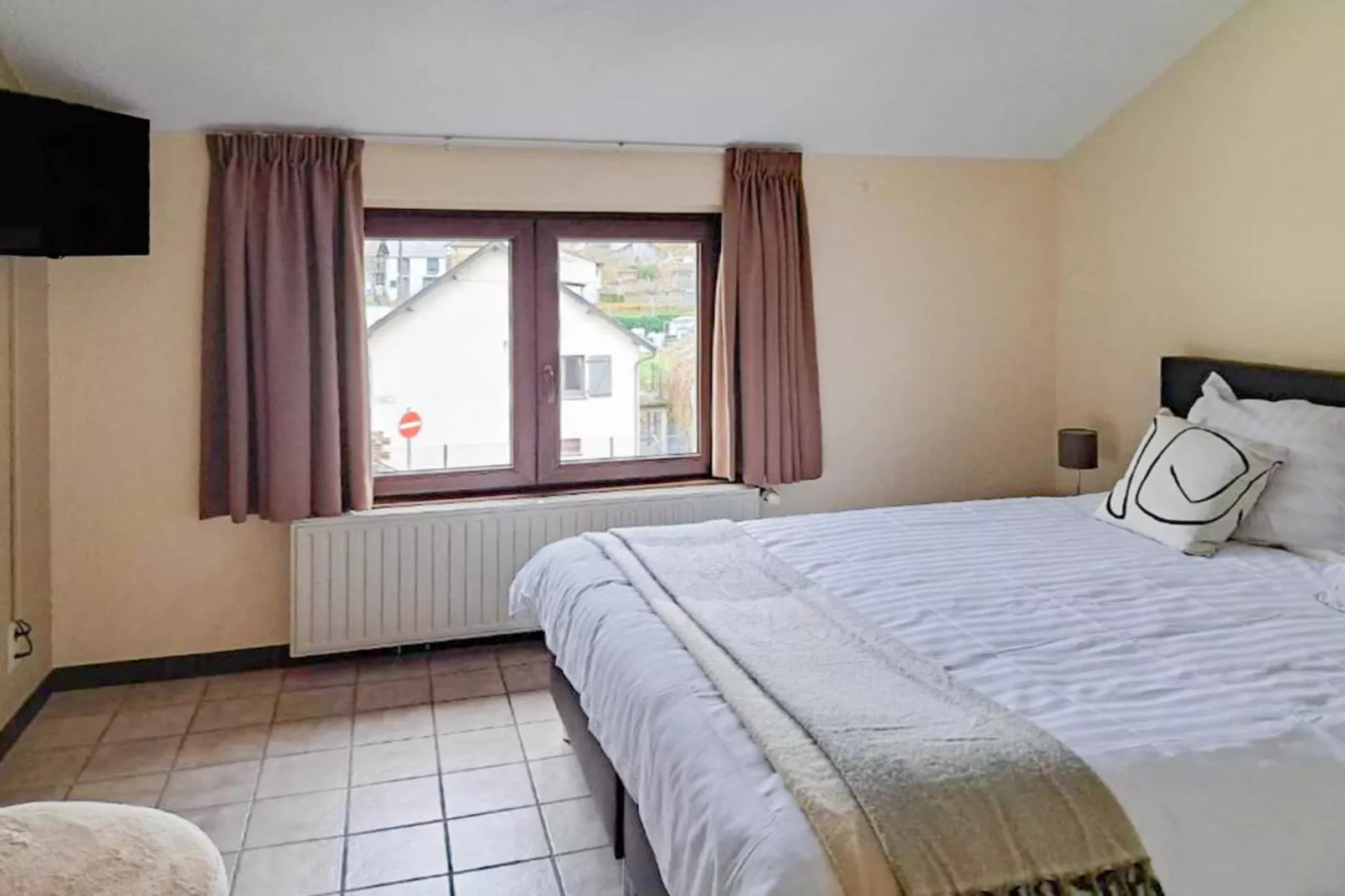 Au Coeur d'Alle - Double Room with Large Double Bed-Schlafzimmer