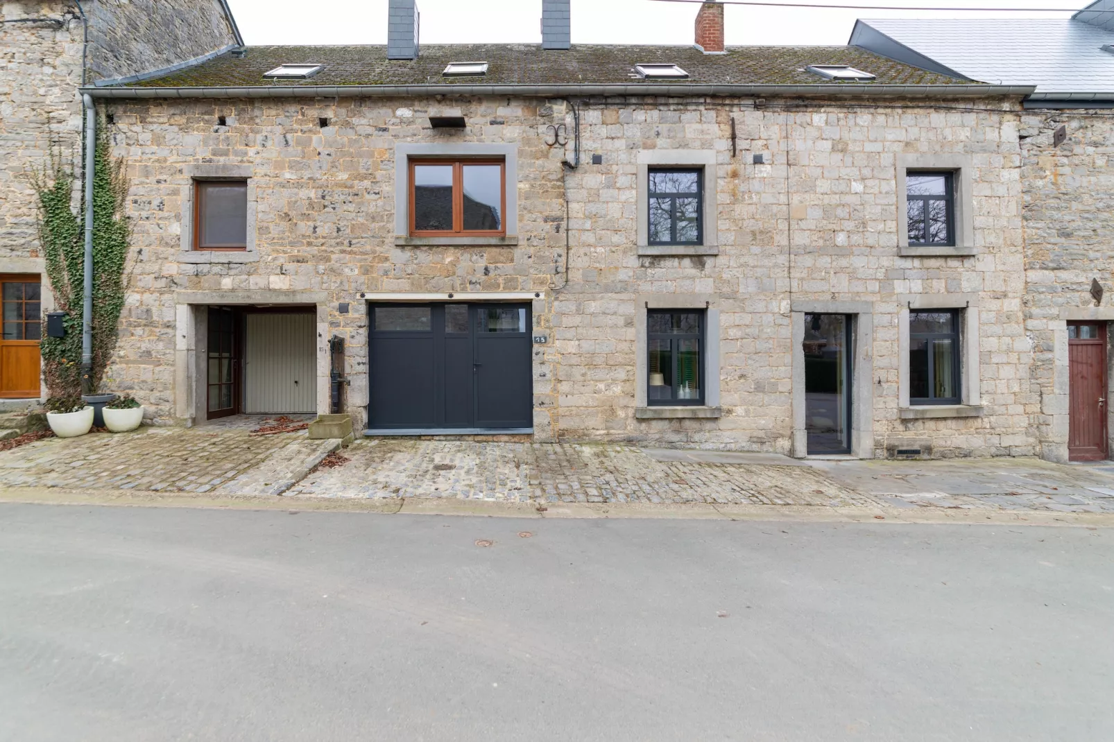 Maison Rose - Exterior in summer