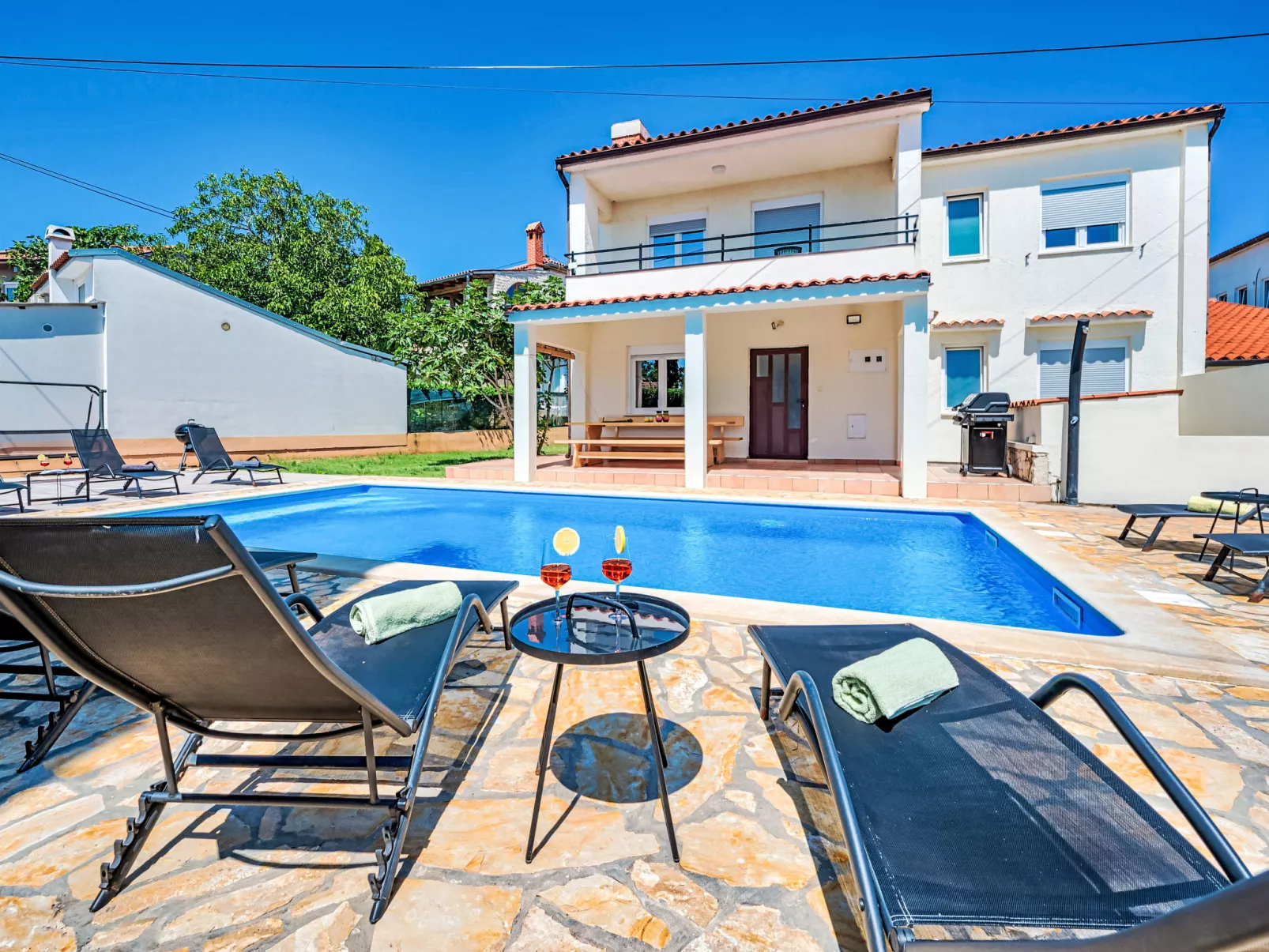 Villa mit Garten, Grill und Terrasse-Outside