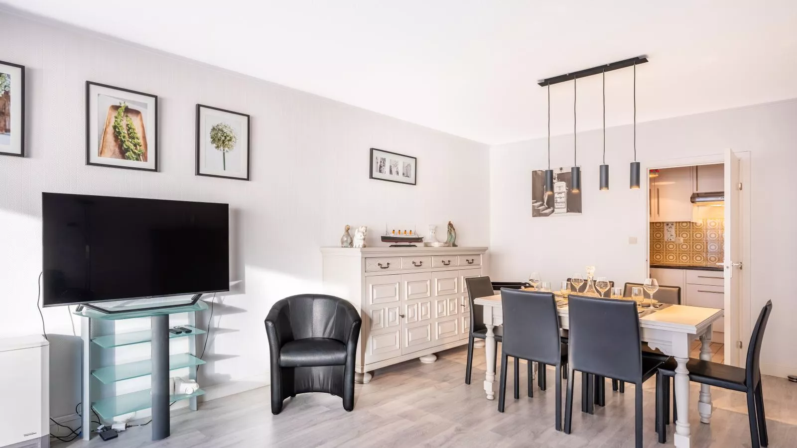 Permieres Loges-Salon