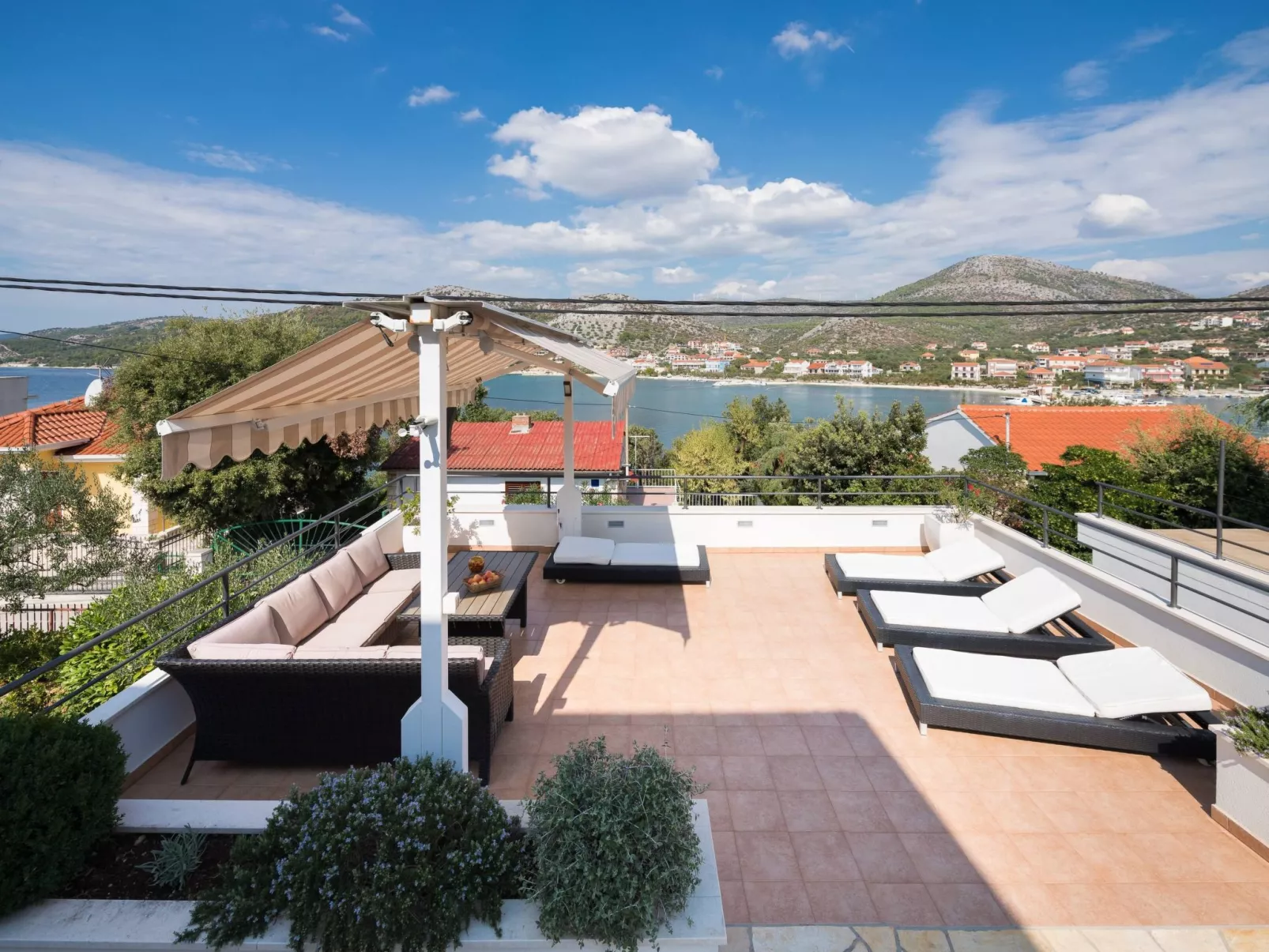 "Villa Silvio" mit Blick auf das Wasser-Dedans