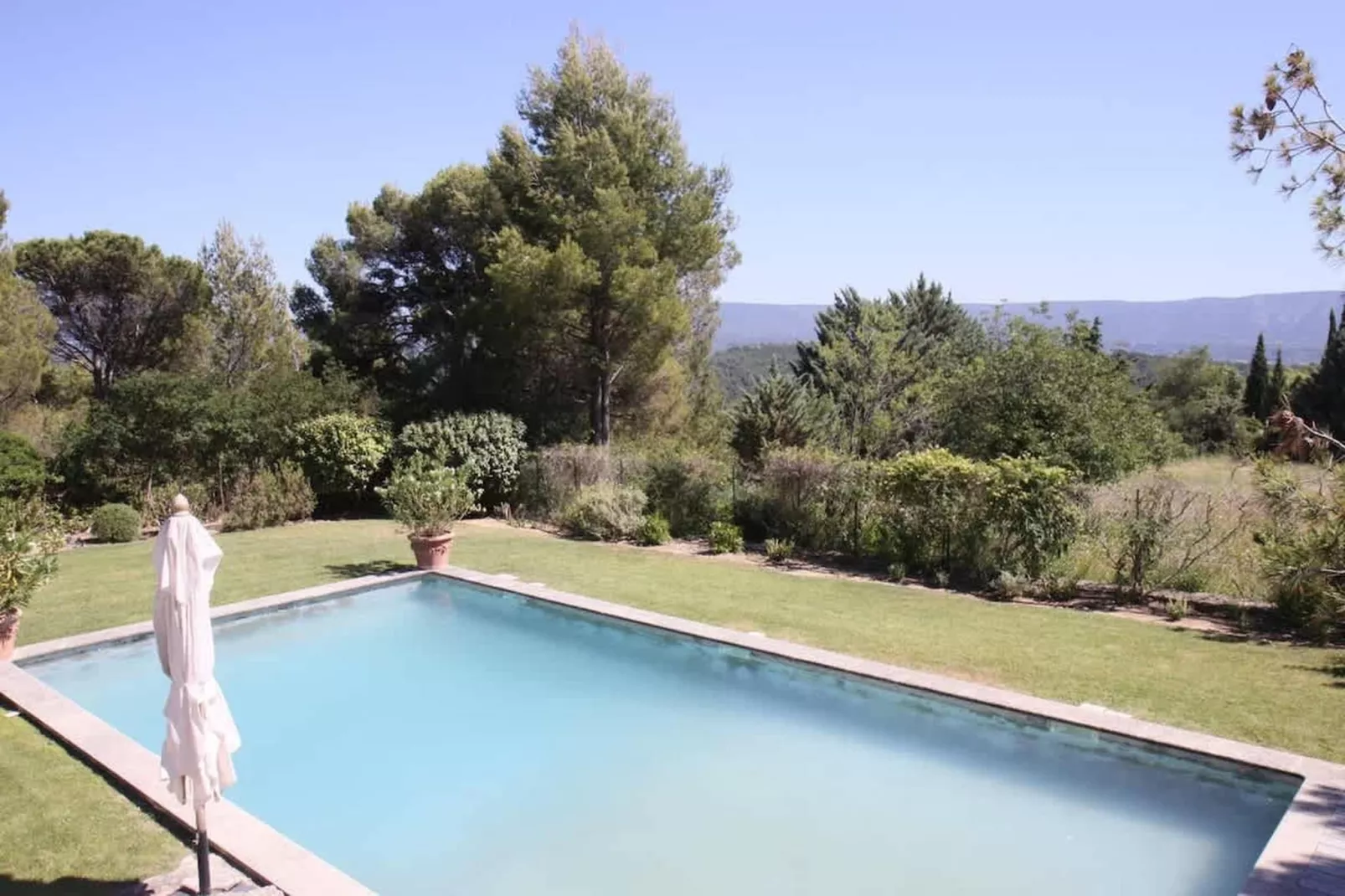 Bastide avec piscine 3 terrasses dans un écrin de verdure-Piscine