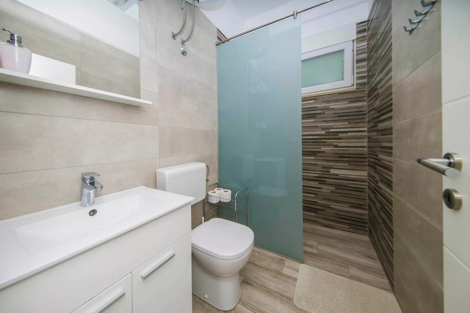 Holiday Home Relax -  One Bedroom Holiday Home with Hot Tub-Bathroom