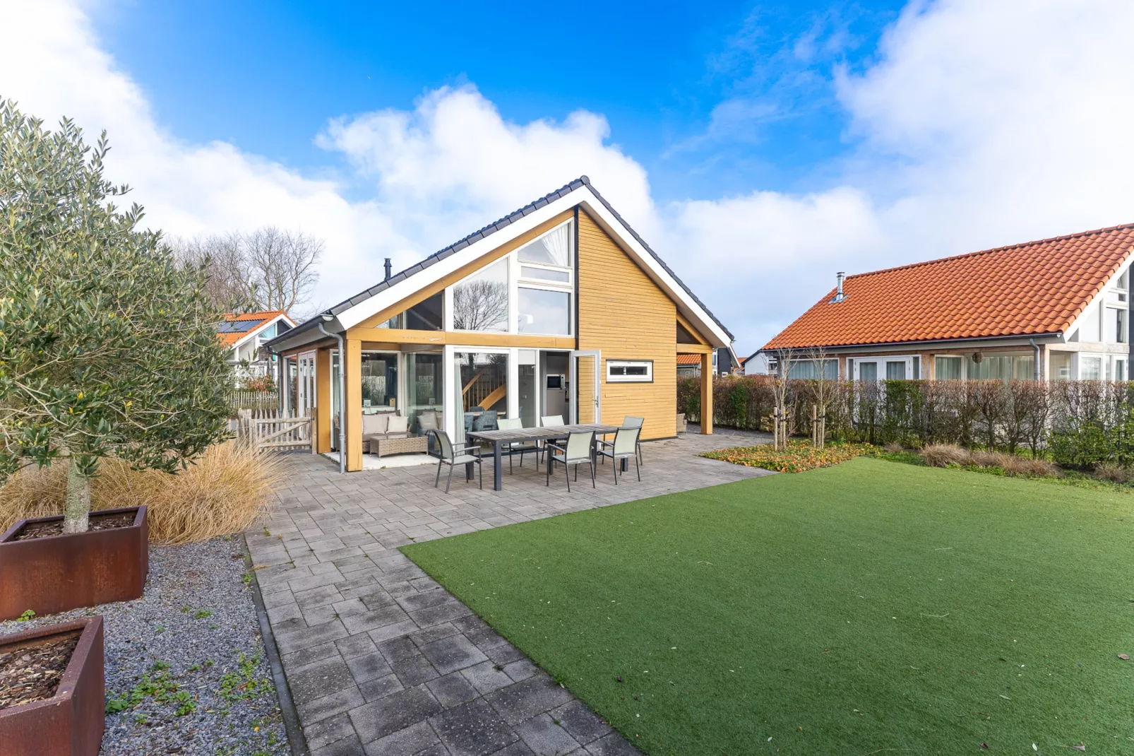 Zonnedorp 7 De Meerpaal in Renesse | Comfortable holiday house close to the beach - Exterior in summer
