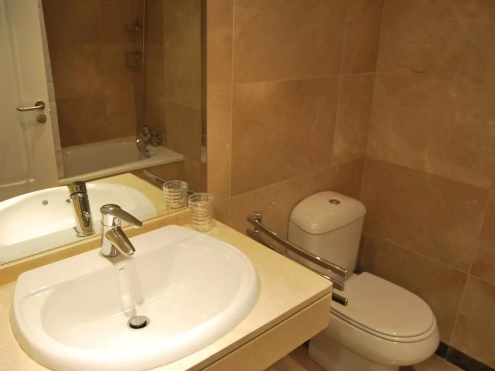 Helle, modernisierte Wohnung mit mehreren Pools - Image-tags.info