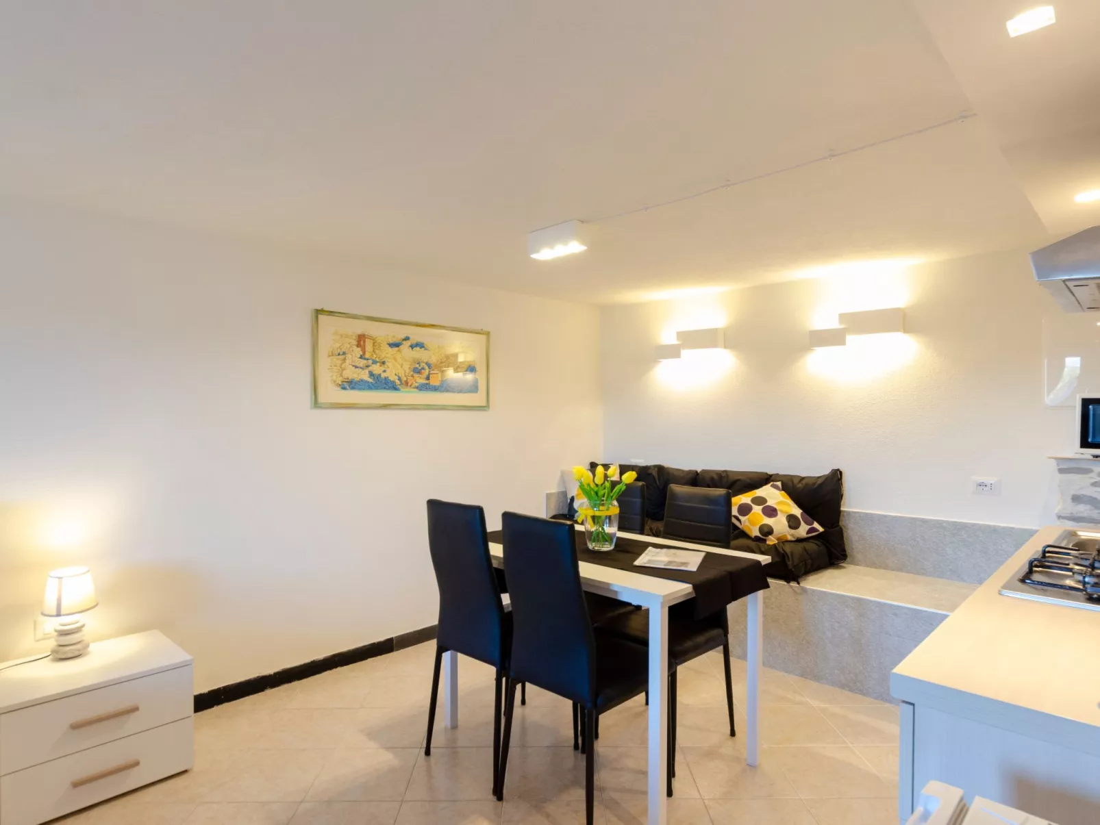 Einzimmerwohnung mit Terrasse und Blick auf den Berg - Image-tags.info