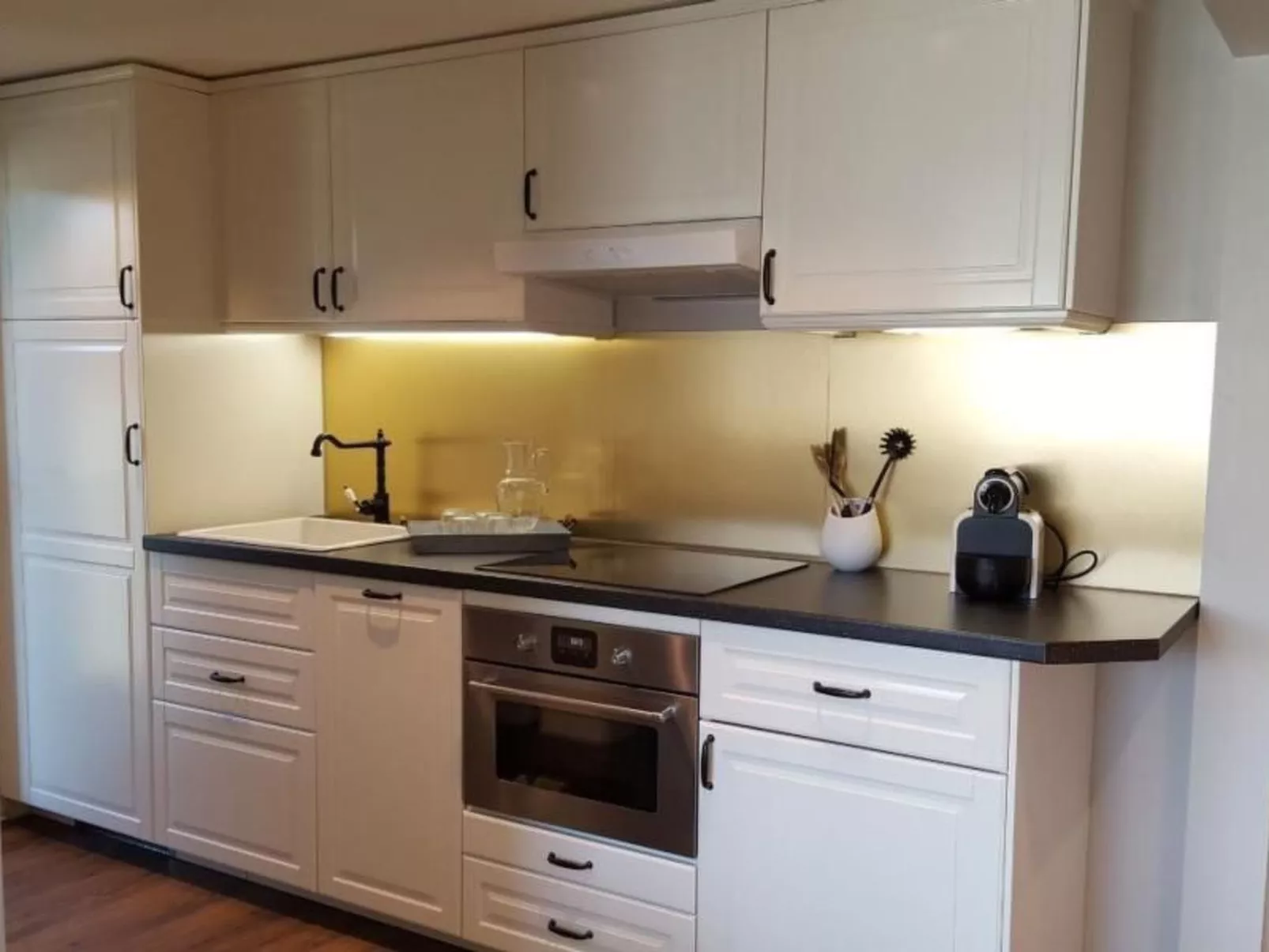 Verschlafen... in sanfte Hügel eingebettet. - Image-tags.info