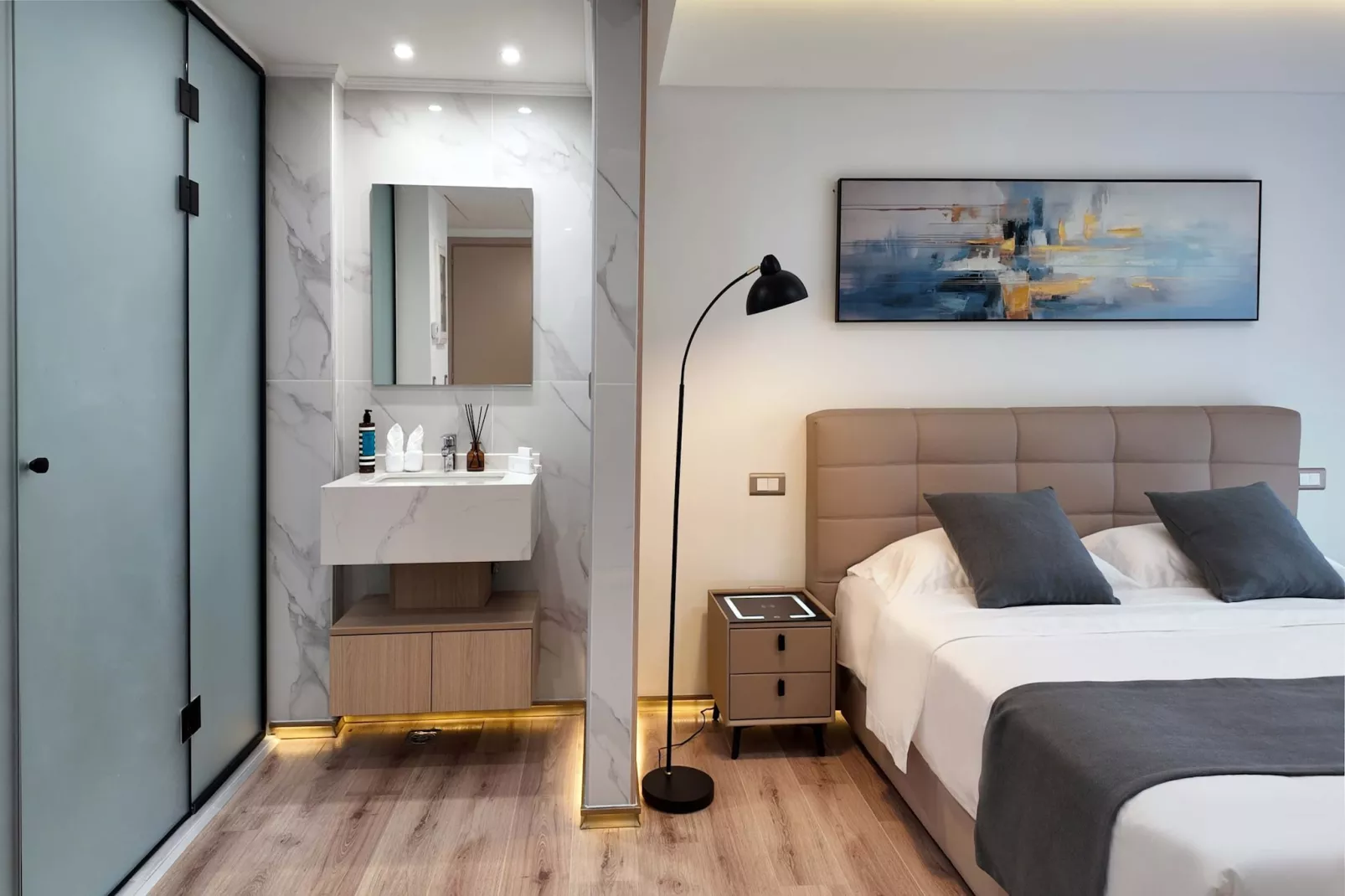 6th floor suites - Superior Suite with private balcony-Bedroom