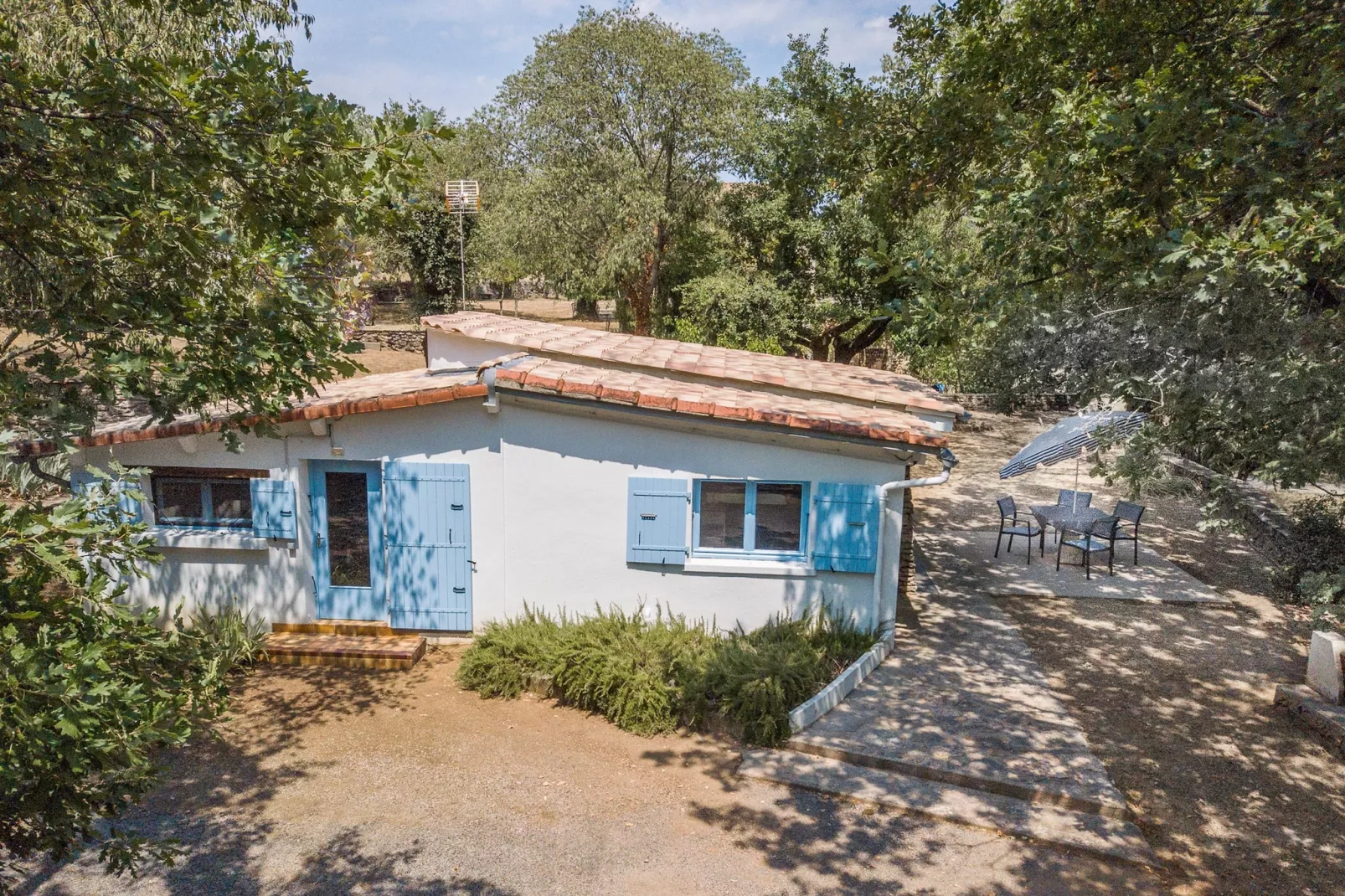 Petit gite-Exterior in summer