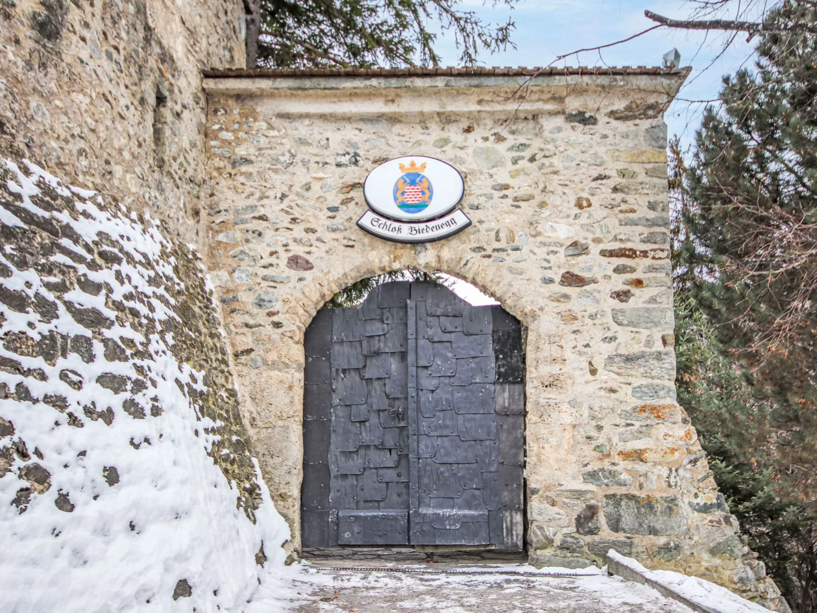 Burg Biedenegg, Niedermontani-Outside