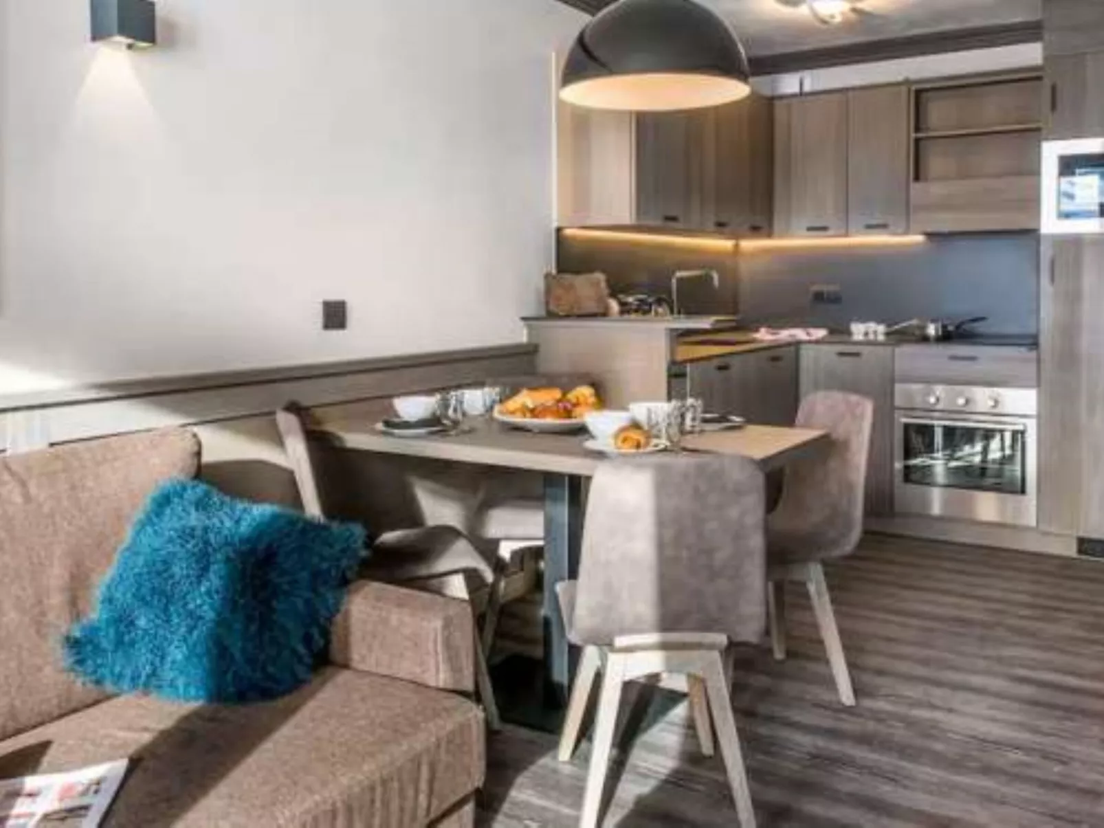 Village Montana-Inside