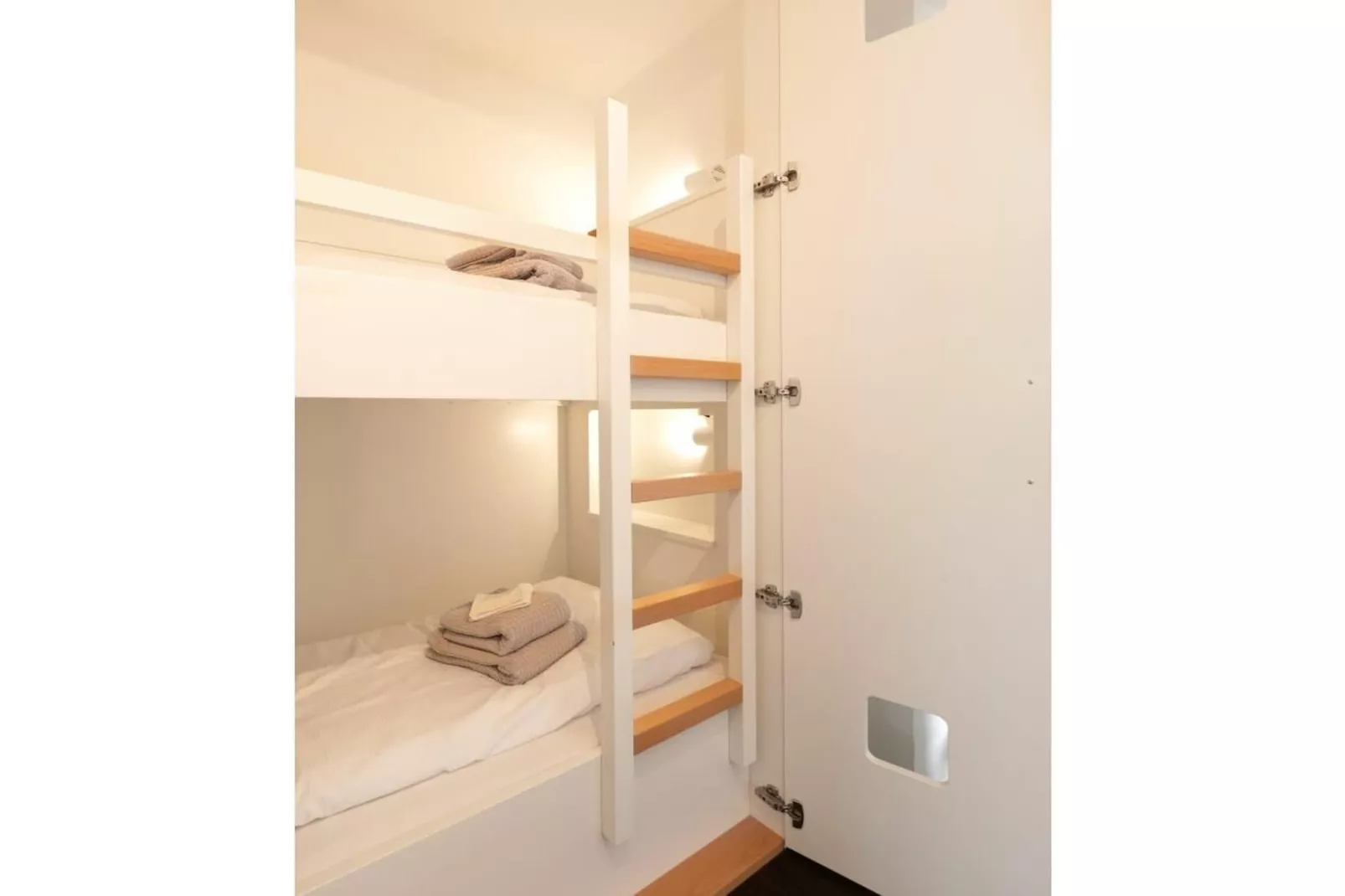 382021-Bedroom