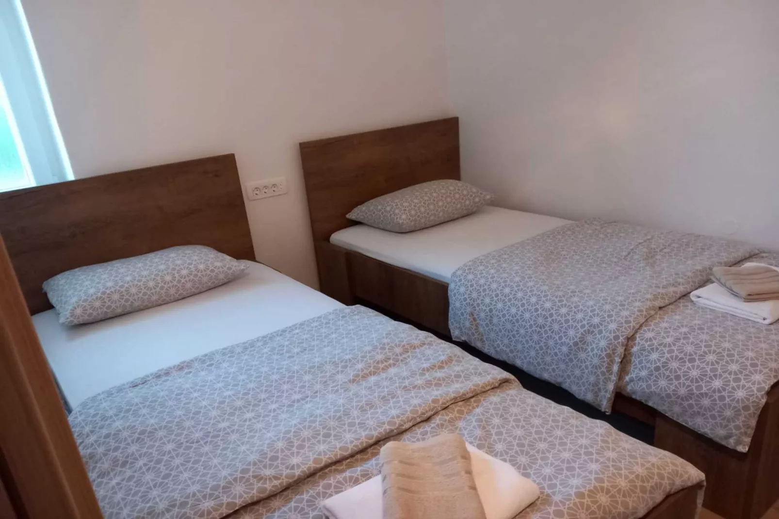 Apartments Kalajzic - Two Bedroom Apartment with Garden and Terrace(A2) (ST) - Chambre